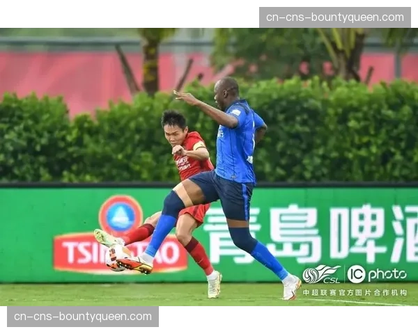 雨战中的瞬间:皮球在湿滑场地上反弹,改变了双方一次关键转换的球权归属 雨战中的瞬间:皮球在湿滑场地上反弹,改变了双方一次关键转换的球权归属